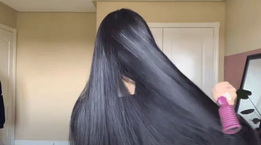 Sử dụng lược mềm để chải tóc 