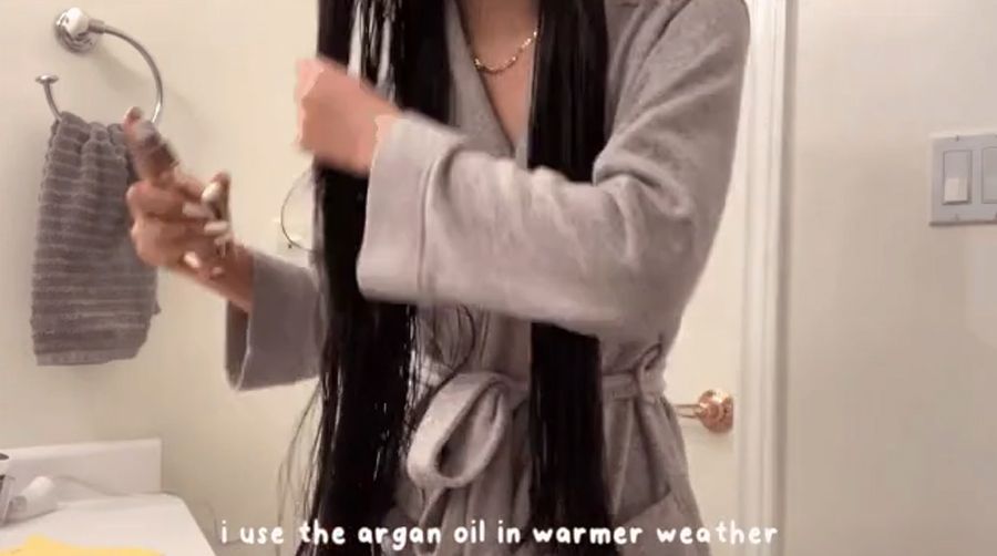 Dùng dầu dưỡng mùa đông và xịt dưỡng tóc mùa hè