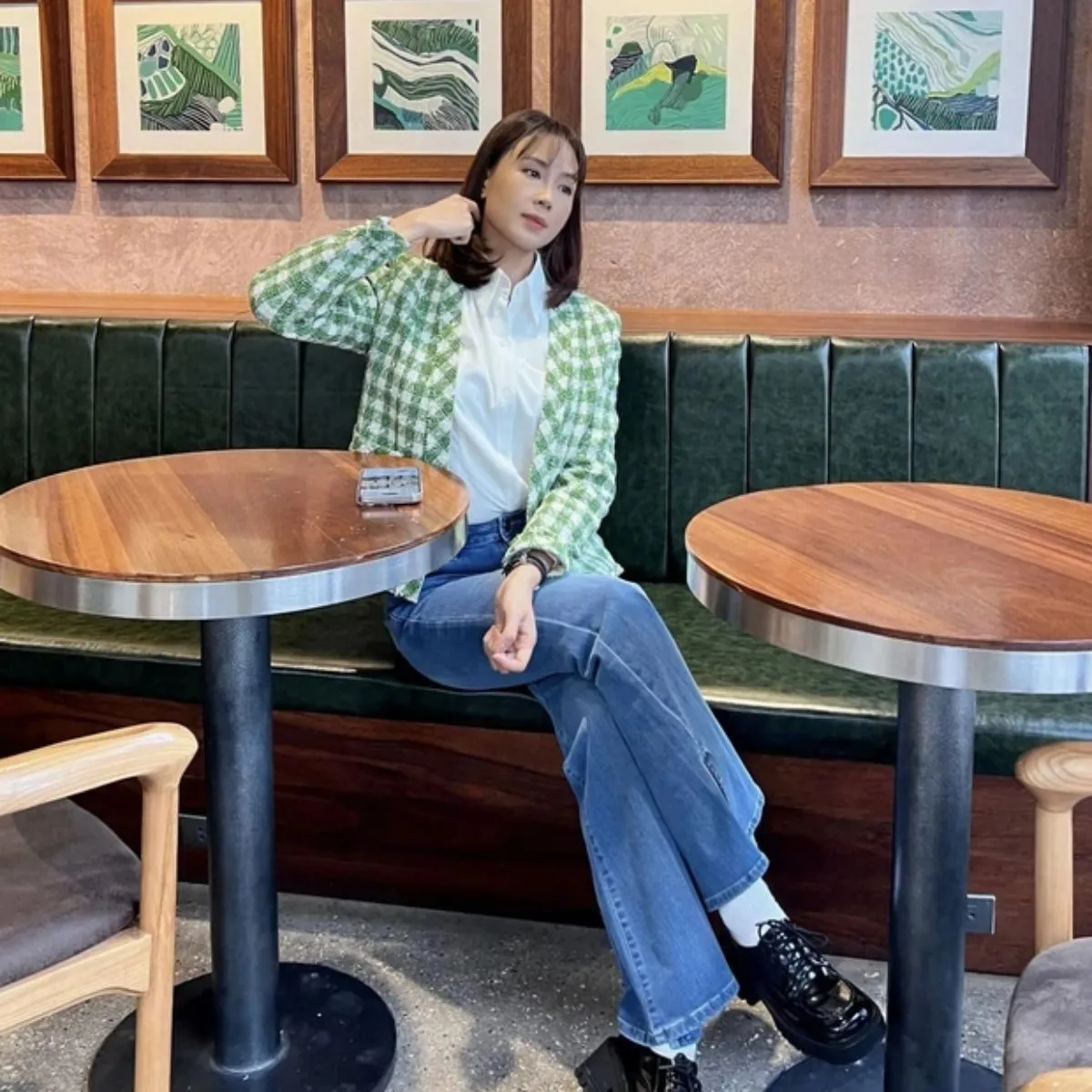 Cách diện quần ống rộng tôn dáng của diễn viên Hồng Diễm và Huyền Lizzie - 1