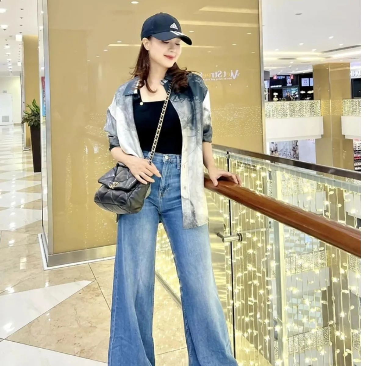 Cách diện quần ống rộng tôn dáng của diễn viên Hồng Diễm và Huyền Lizzie - 3