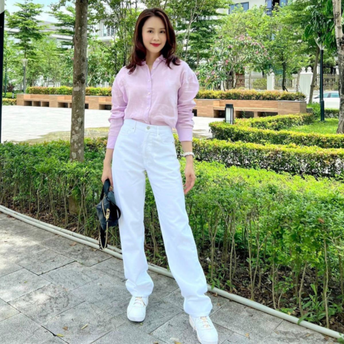 Cách diện quần ống rộng tôn dáng của diễn viên Hồng Diễm và Huyền Lizzie - 4