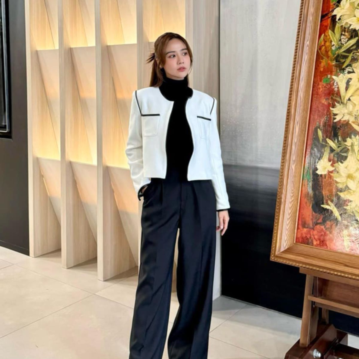 Cách diện quần ống rộng tôn dáng của diễn viên Hồng Diễm và Huyền Lizzie - 5