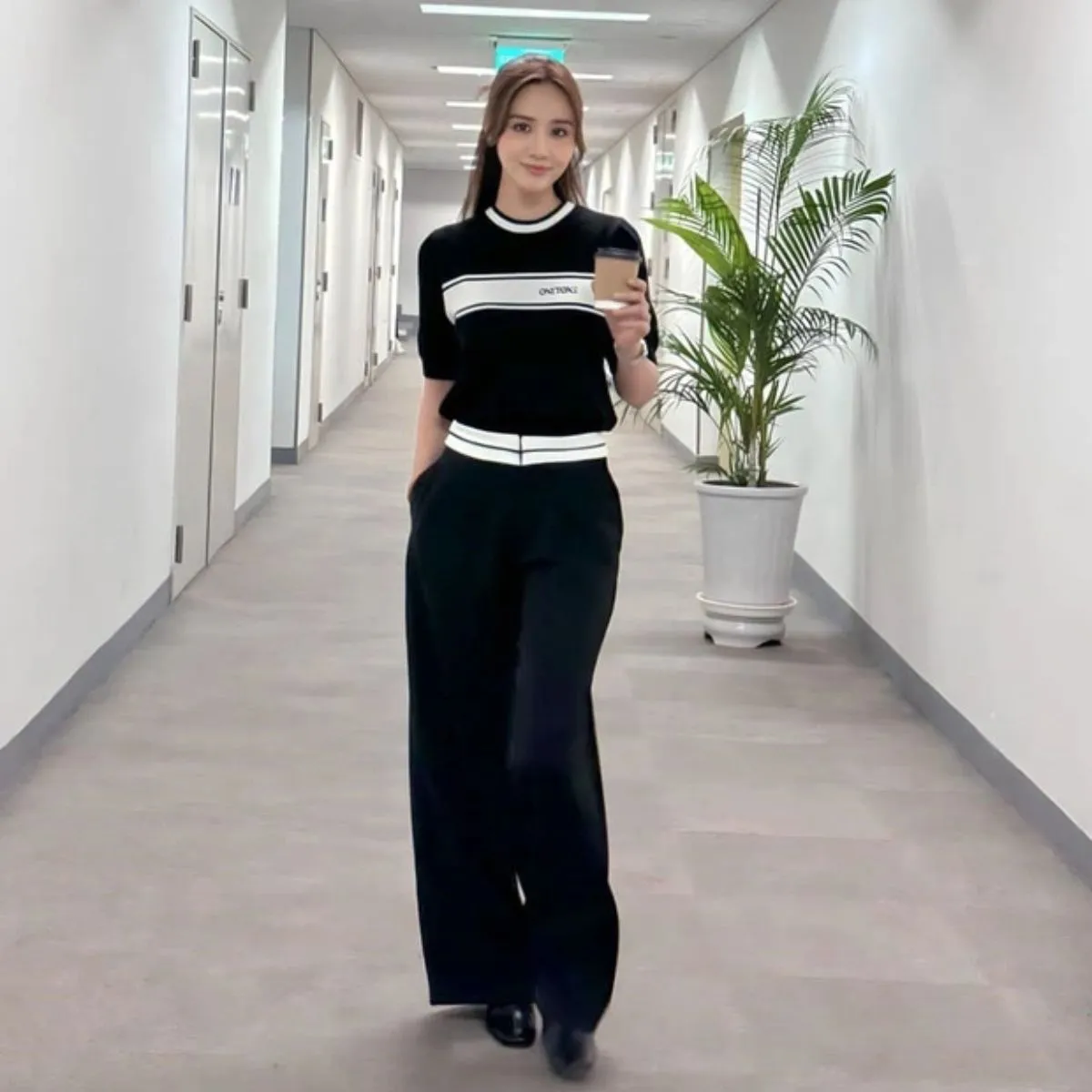 Cách diện quần ống rộng tôn dáng của diễn viên Hồng Diễm và Huyền Lizzie - 7