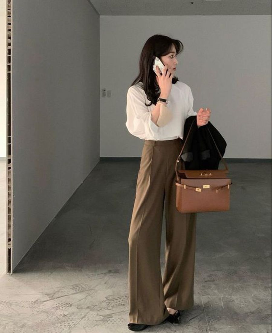 Áo blouse trắng và quần âu màu nâu