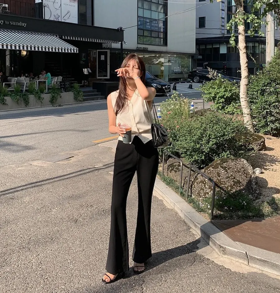 Áo gile cách điệu cùng quần âu tối màu 