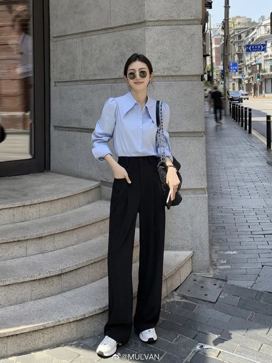 Áo sơ mi xanh đậm phối cùng quần âu đen 