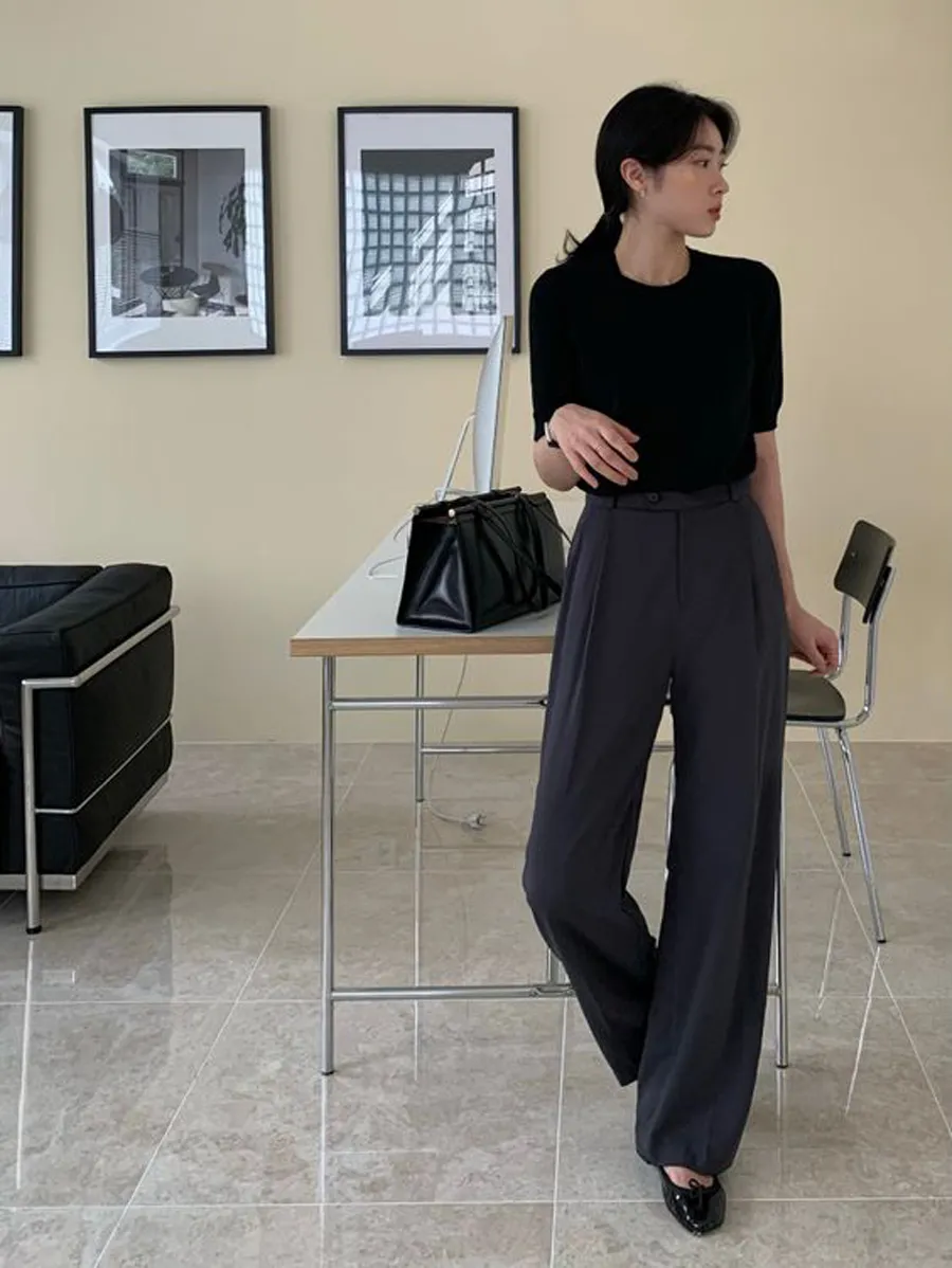 Áo đen và quần âu màu tối thanh lịch 