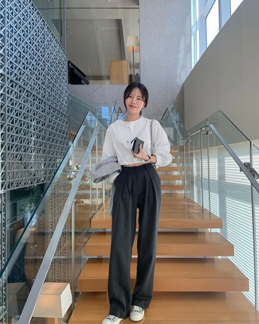 Áo blouse tay bồng kết hợp với quần âu tối màu