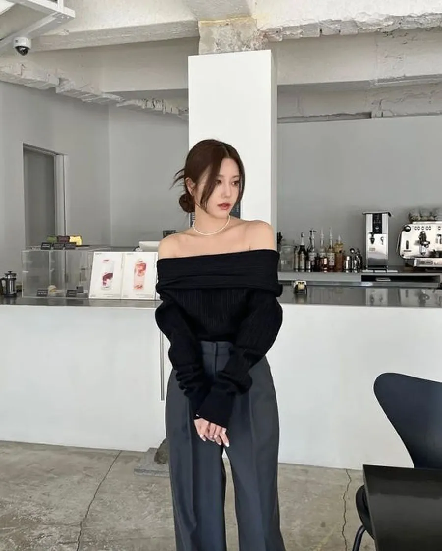 Mặc quần âu tối màu cùng áo trễ vai dáng suông