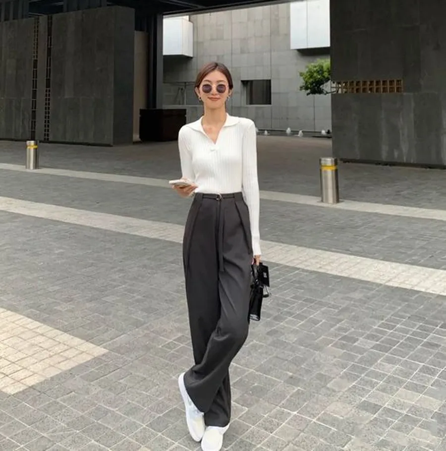 Áo len mỏng mix cùng quần âu màu tối 