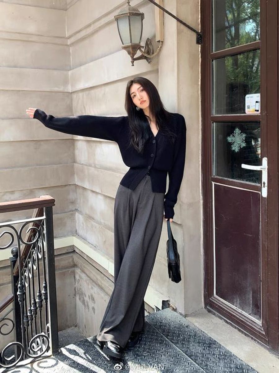 Mặc quần âu màu tối với áo cardigan 