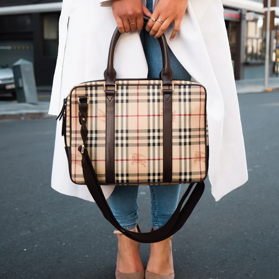 Mẫu séc và hình ảnh hiệp sĩ trên túi Burberry
