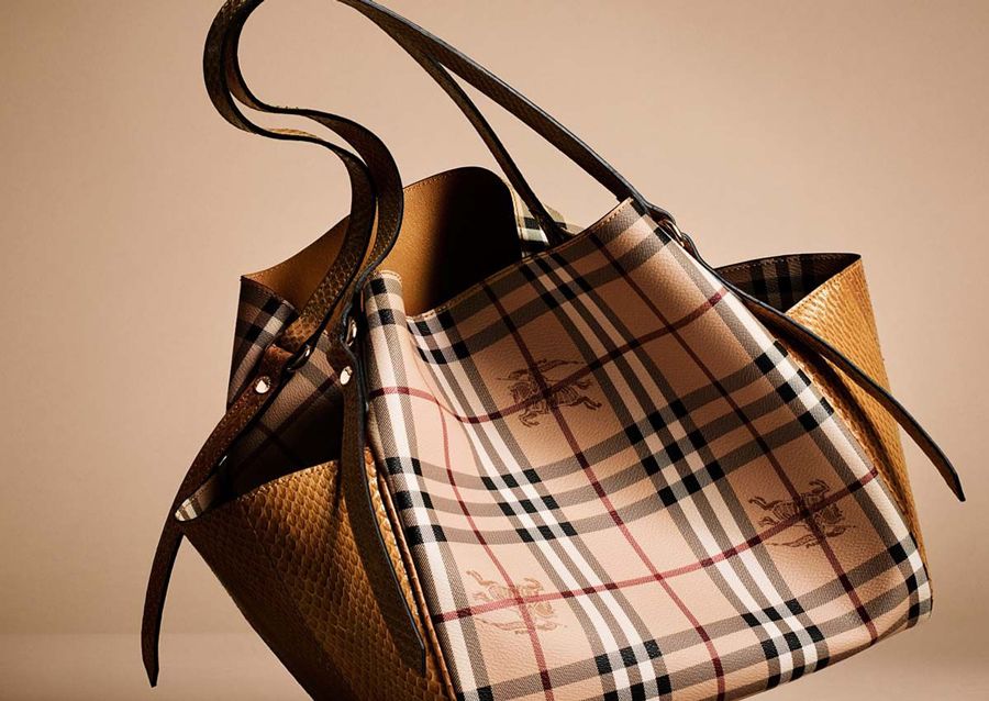 Kiểm tra đường may khâu của túi Burberry