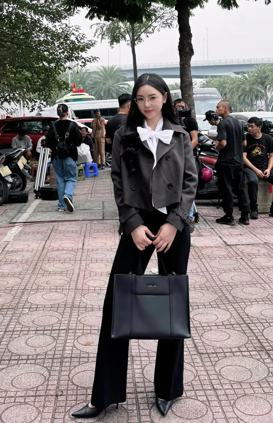 Học Quỳnh Kool mặc áo sơ mi trẻ trung và thanh lịch từ trong phim ra ngoài đời