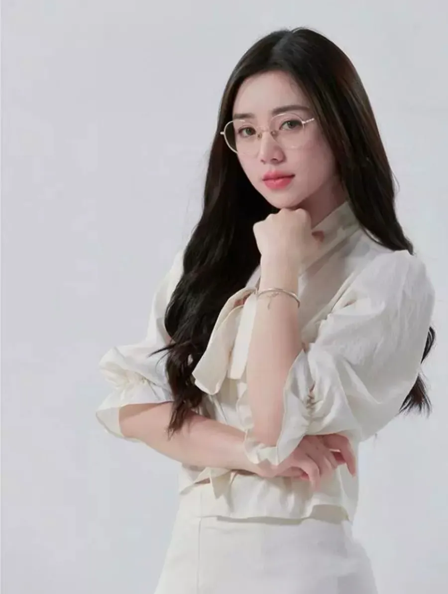 Học Quỳnh Kool mặc áo sơ mi trẻ trung và thanh lịch từ trong phim ra ngoài đời