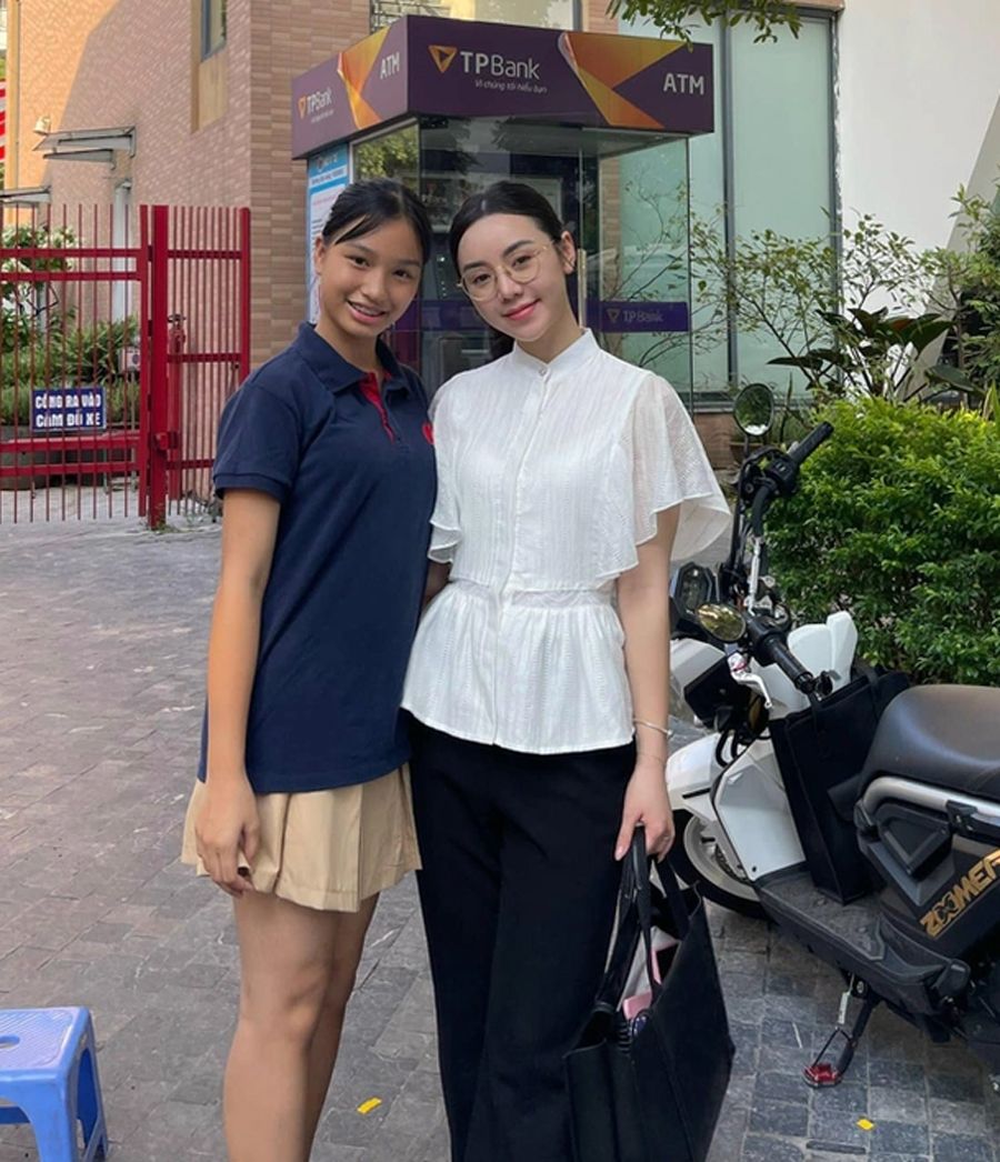 Học Quỳnh Kool mặc áo sơ mi trẻ trung và thanh lịch từ trong phim ra ngoài đời