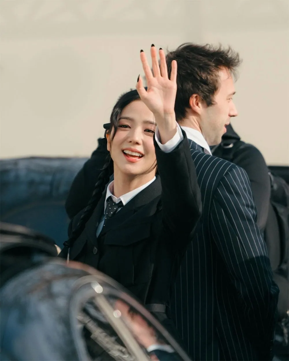 Jisoo lên đồ cực xinh yêu, chuẩn style tiểu thư tài phiệt dự show Dior - 6