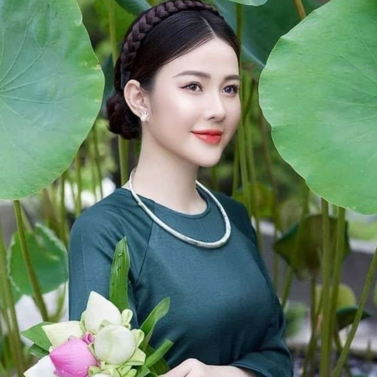 15+ kiểu tóc mặc áo dài cho mặt tròn đẹp ai để cũng hợp