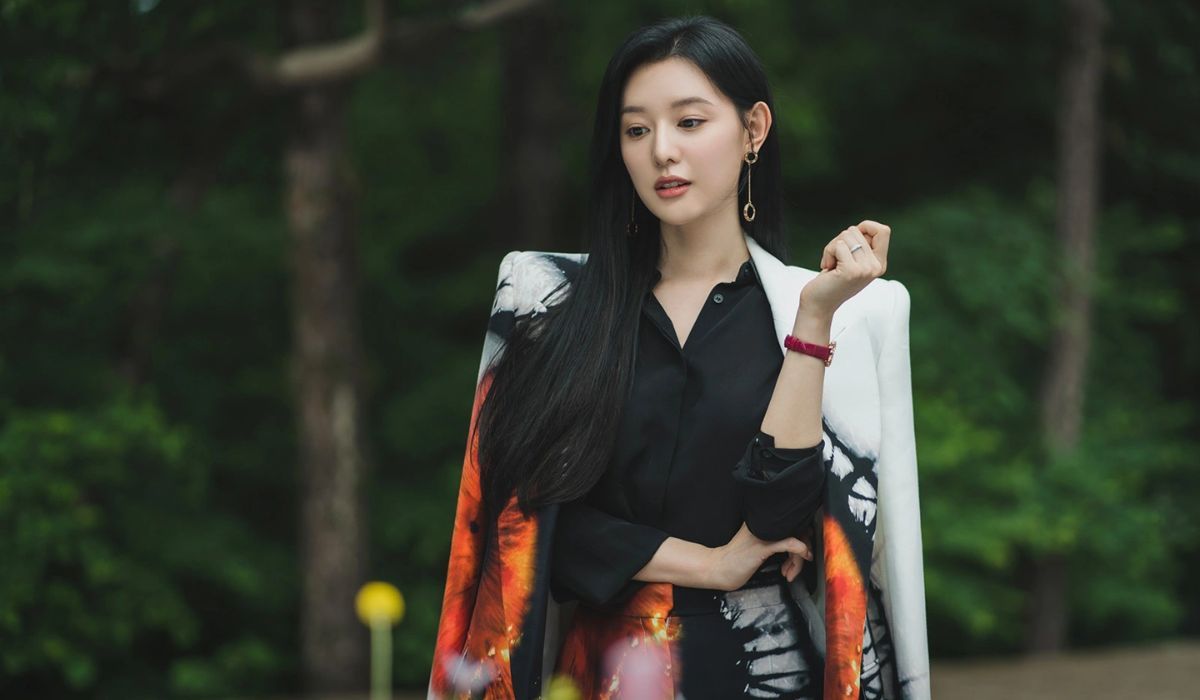Phong cách thời trang tài phiệt của Kim Ji Won trong phim Queen of Tears