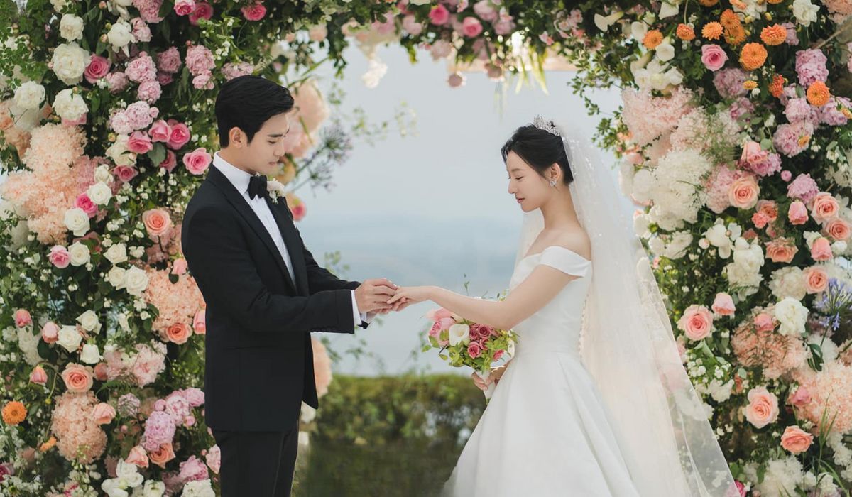 Phong cách thời trang tài phiệt của Kim Ji Won trong phim Queen of Tears