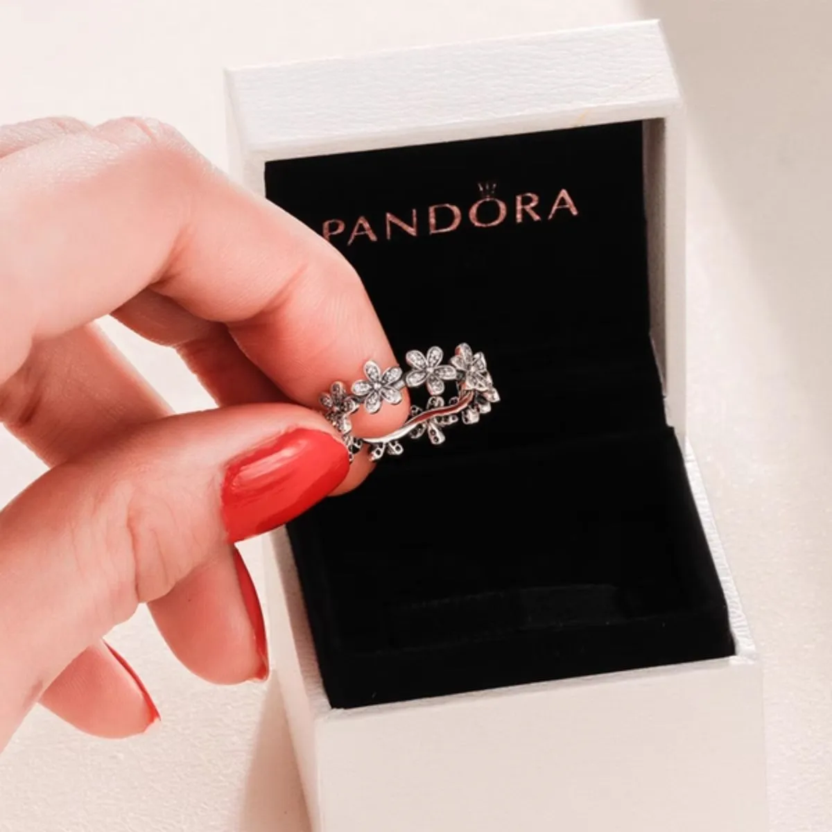 Thương hiệu Pandora của nước nào? Trang sức Pandora làm bằng gì?