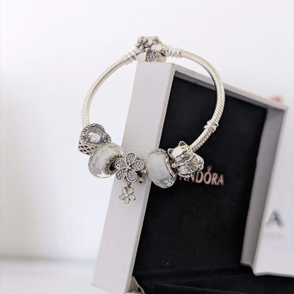 Thương hiệu Pandora của nước nào? Trang sức Pandora làm bằng gì?