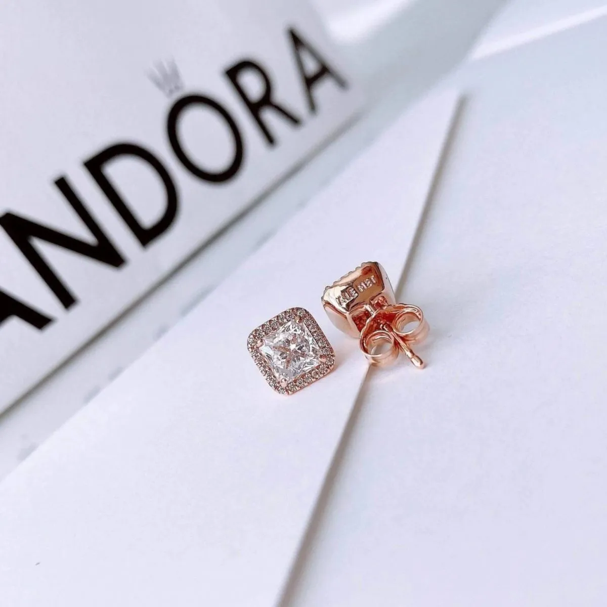 Thương hiệu Pandora của nước nào? Trang sức Pandora làm bằng gì?