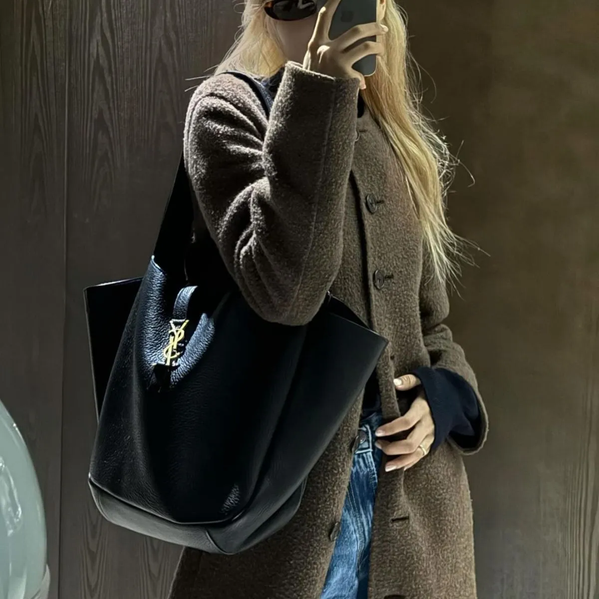 Túi xách ngoại cỡ trở thành xu hướng, micro bag có bị 