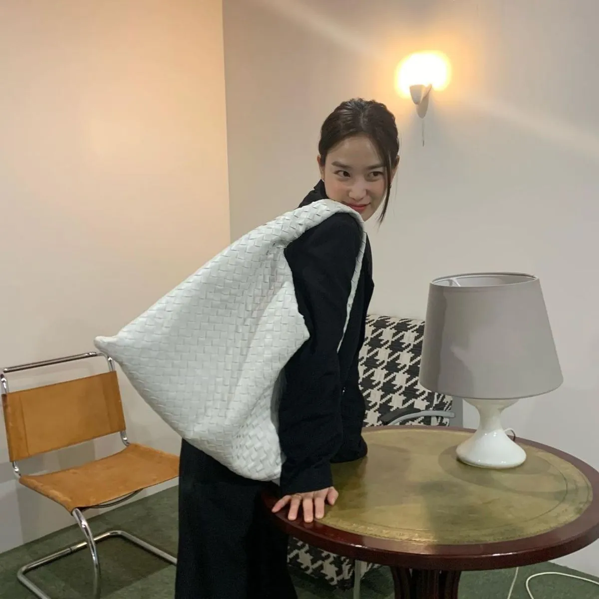 Túi xách ngoại cỡ trở thành xu hướng, micro bag có bị 