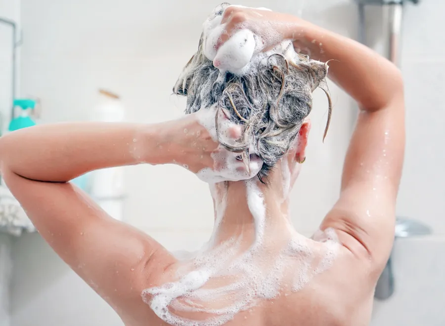 Tạo bọt trước khi gội 