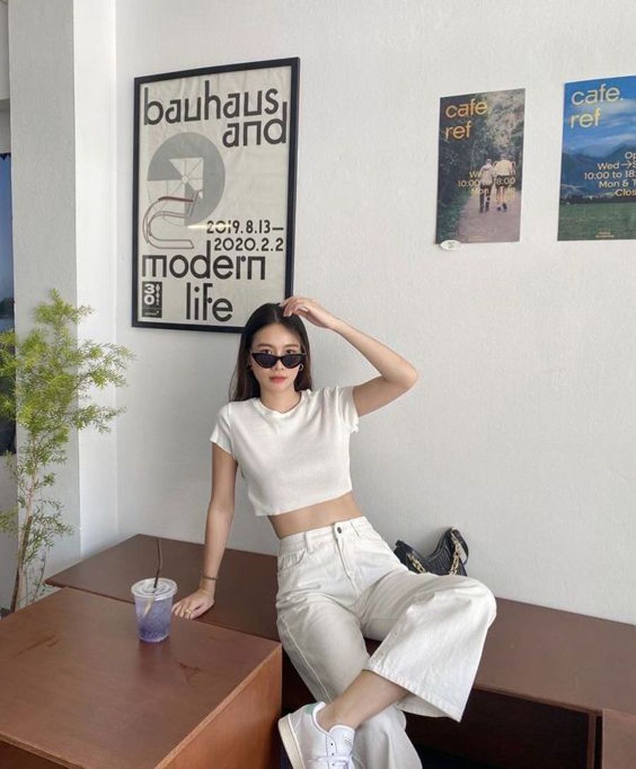 Nên mặc áo phông trắng với kiểu quần nào? 5 cách mix&match sành điệu