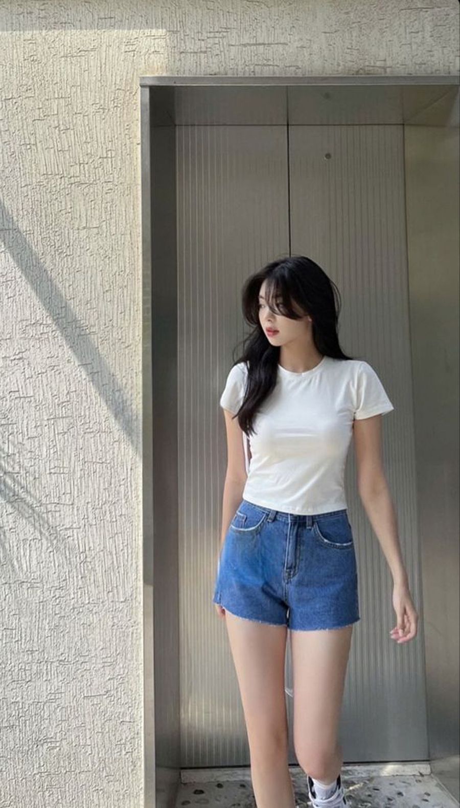 Nên mặc áo phông trắng với kiểu quần nào? 5 cách mix&match sành điệu