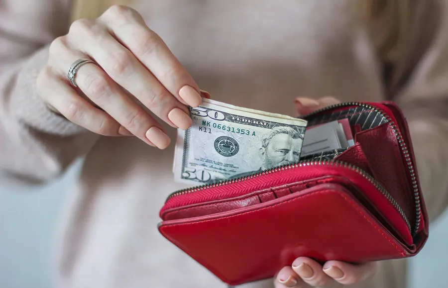 Bỏ gì vào ví để may mắn và hút tiền tài? 10 điều cần làm ngay
