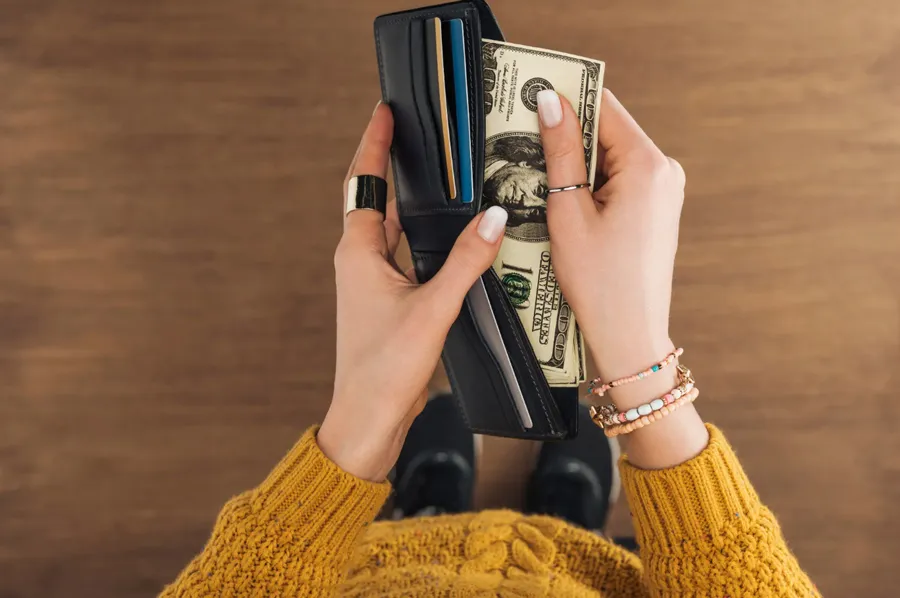 Bỏ gì vào ví để may mắn và hút tiền tài? 10 điều cần làm ngay