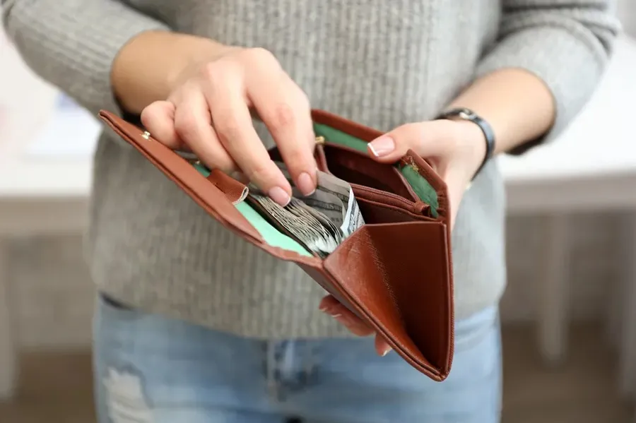Bỏ gì vào ví để may mắn và hút tiền tài? 10 điều cần làm ngay