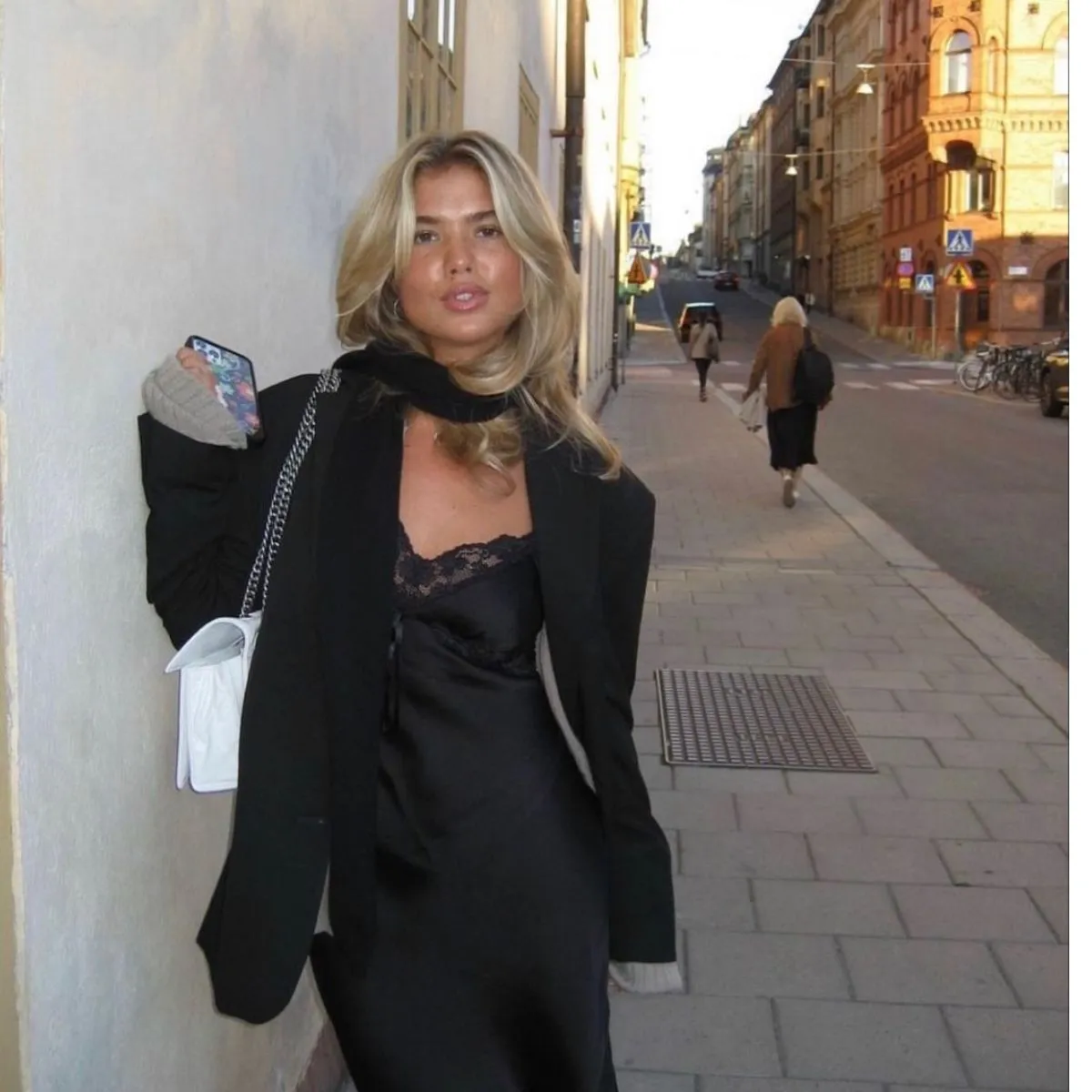 Cách diện váy ngủ ra đường gợi cảm nhưng không phản cảm - 1