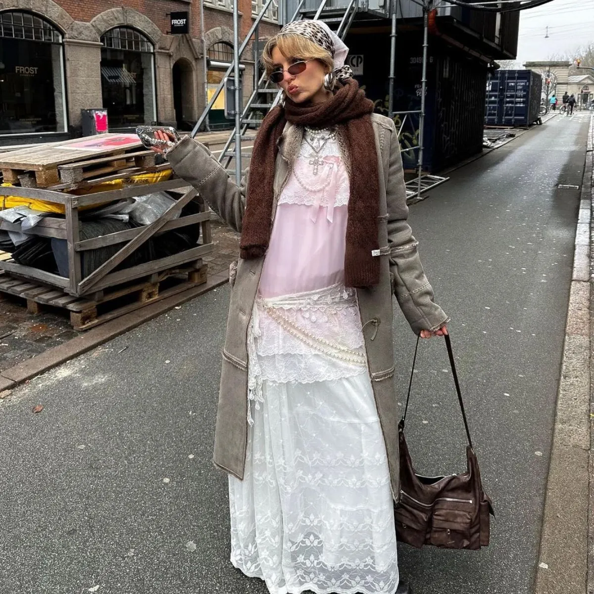 Cách diện váy ngủ ra đường gợi cảm nhưng không phản cảm - 2