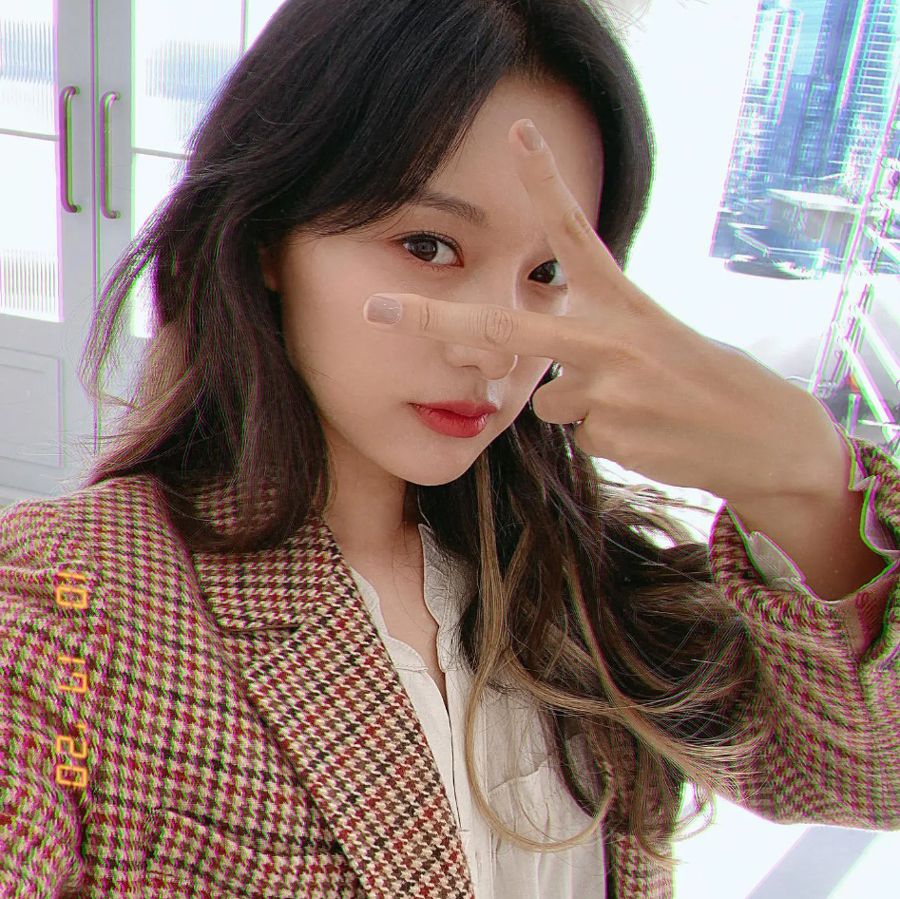 Trộn tinh chất dưỡng ẩm với kem nền trang điểm