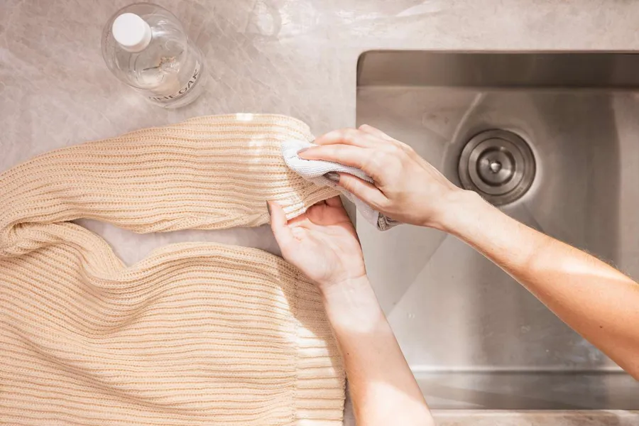 14 cách làm sạch quần áo bị loang màu nhanh và hiệu quả tại nhà