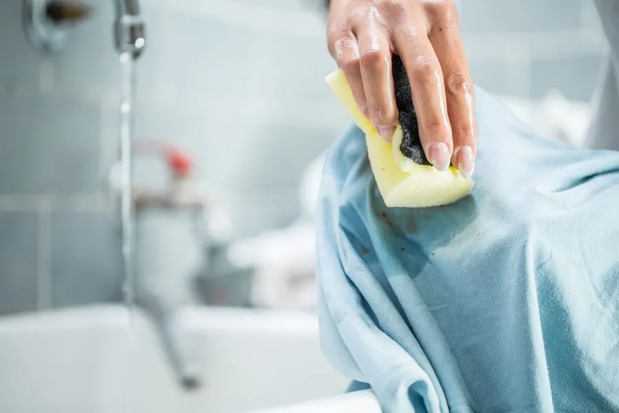 14 cách làm sạch quần áo bị loang màu nhanh và hiệu quả tại nhà