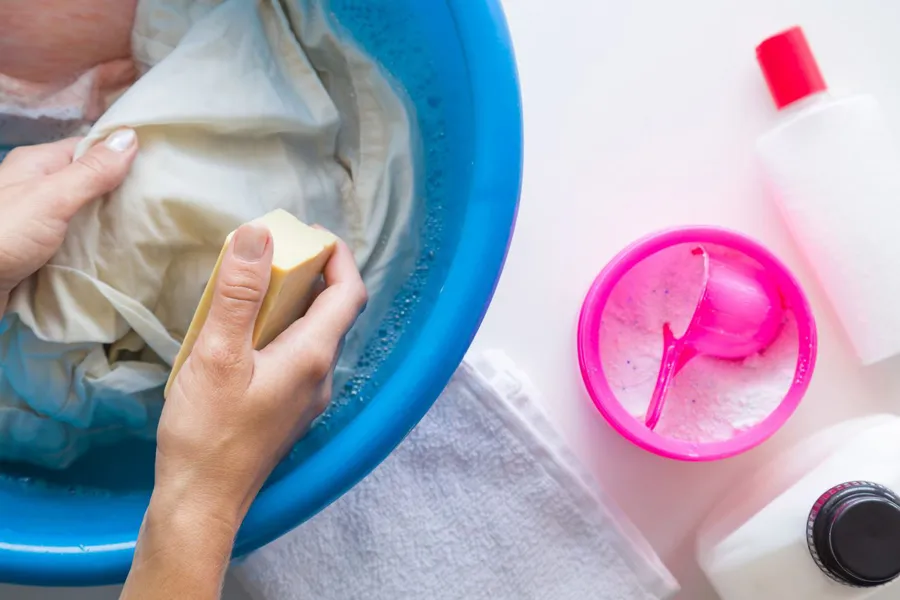 14 cách làm sạch quần áo bị loang màu nhanh và hiệu quả tại nhà