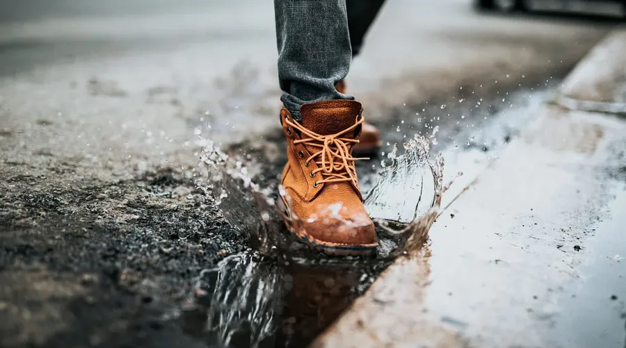 6 cách xử lý giày da bị ướt nhanh chóng và hiệu quả