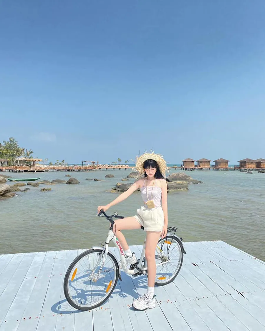 Đi Phú Quốc mặc gì đẹp? 20 cách phối đồ đi chơi Phú Quốc cho cả nam và nữ
