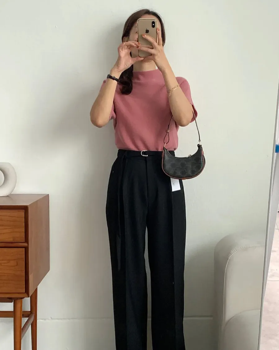 Áo len hồng cộc tay + quần vải ống rộng đen 