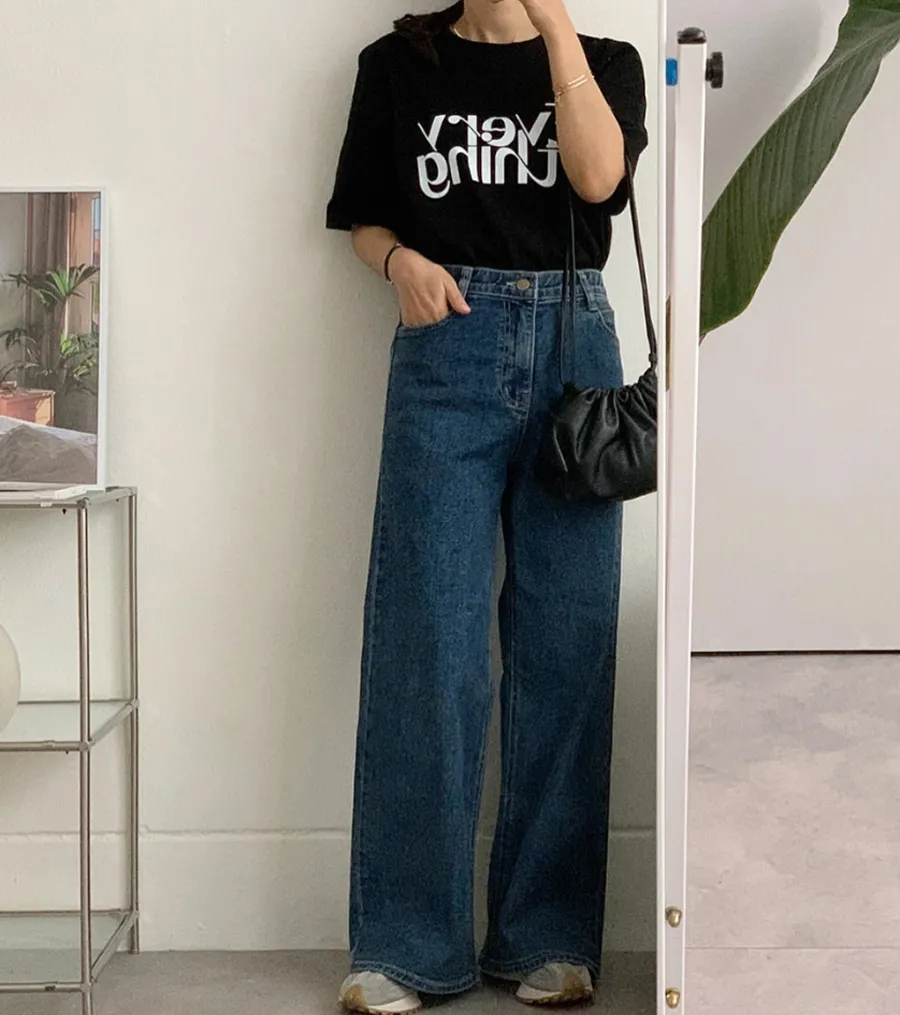 Áo thun sơ vin với quần jeans ống suông 