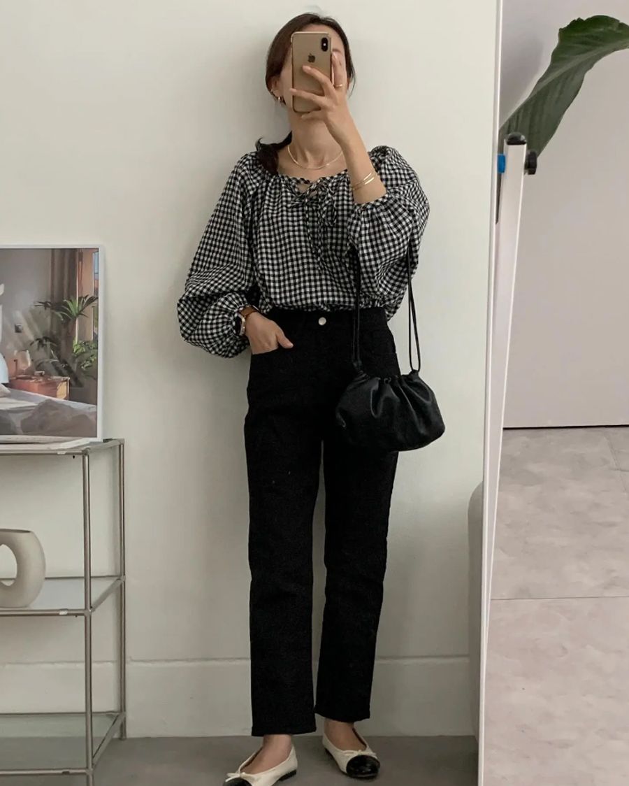 Áo blouse họa tiết mix với quần jeans đen 