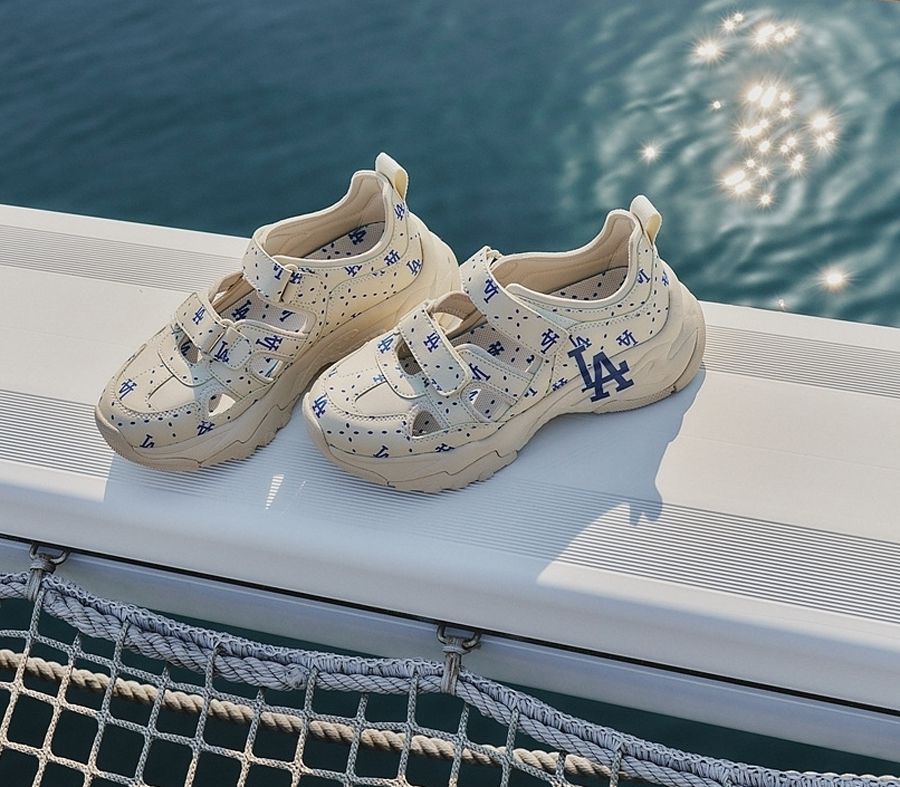 Tự tin khám phá mùa hè với giày sandals MLB năng động - 1
