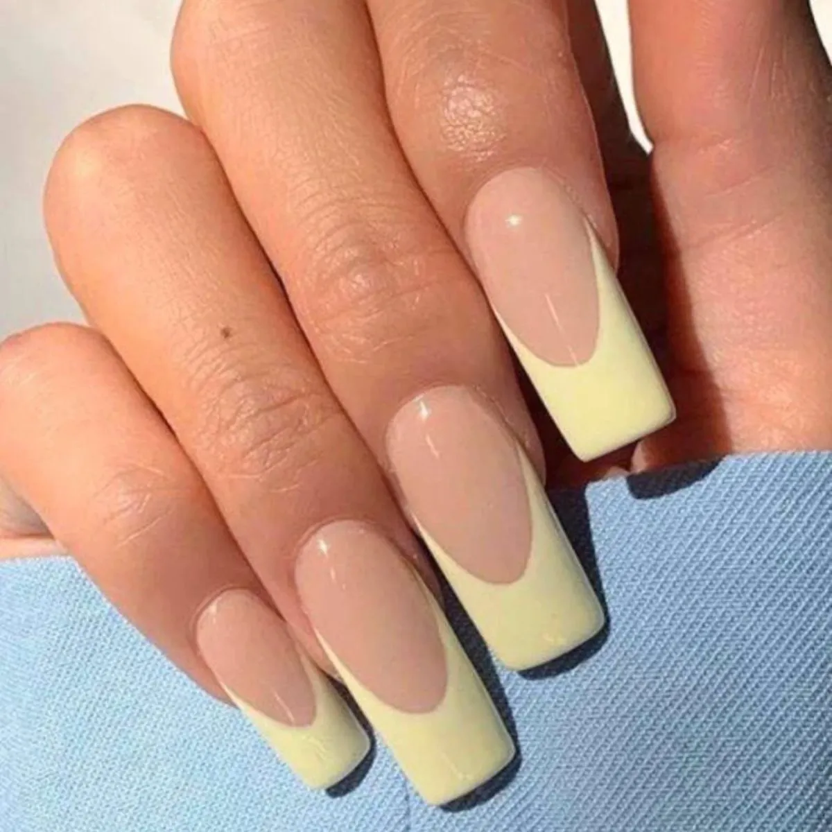 Bắt kịp xu hướng màu nail hot trend 2025 với Selena Gomez