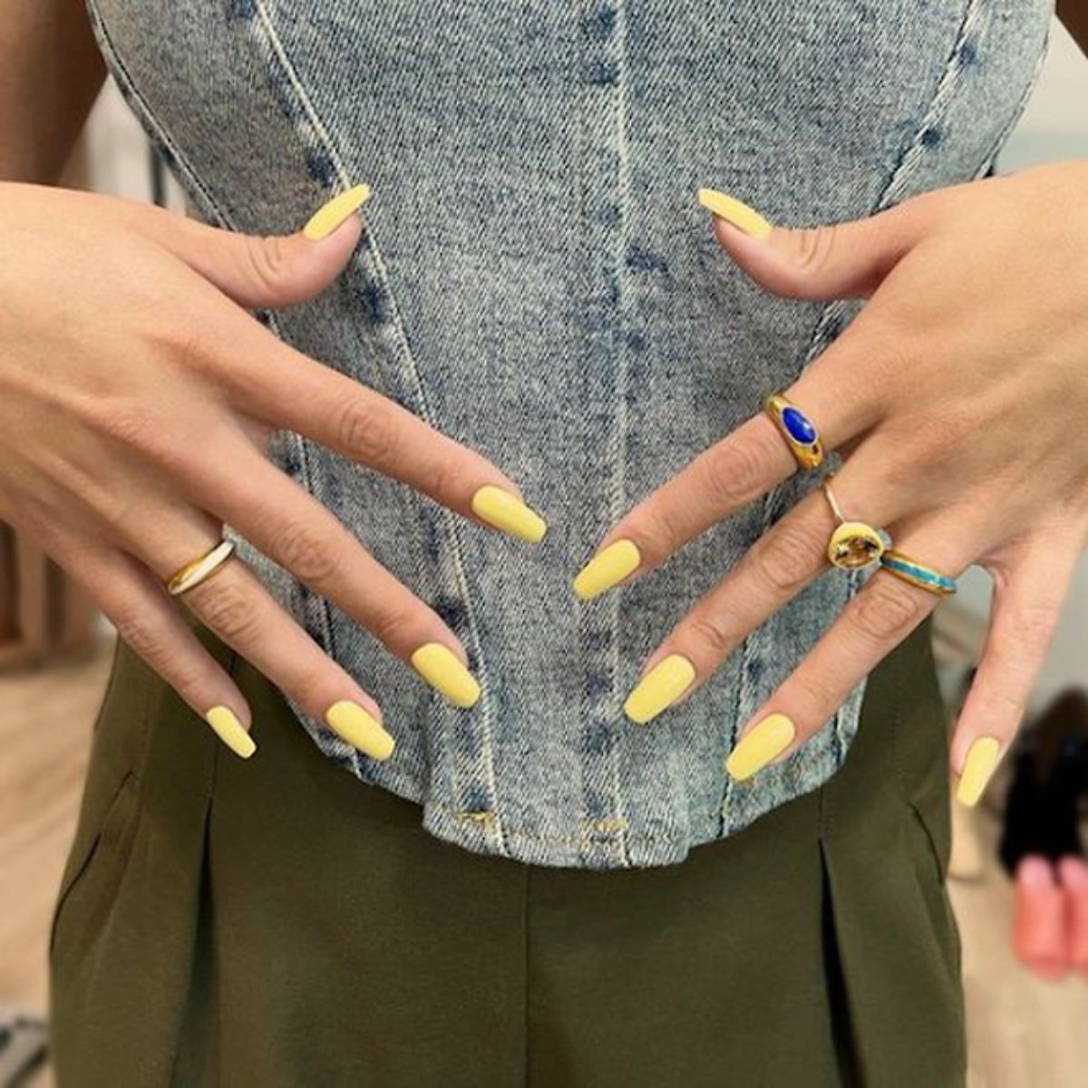 Bắt kịp xu hướng màu nail hot trend 2025 với Selena Gomez