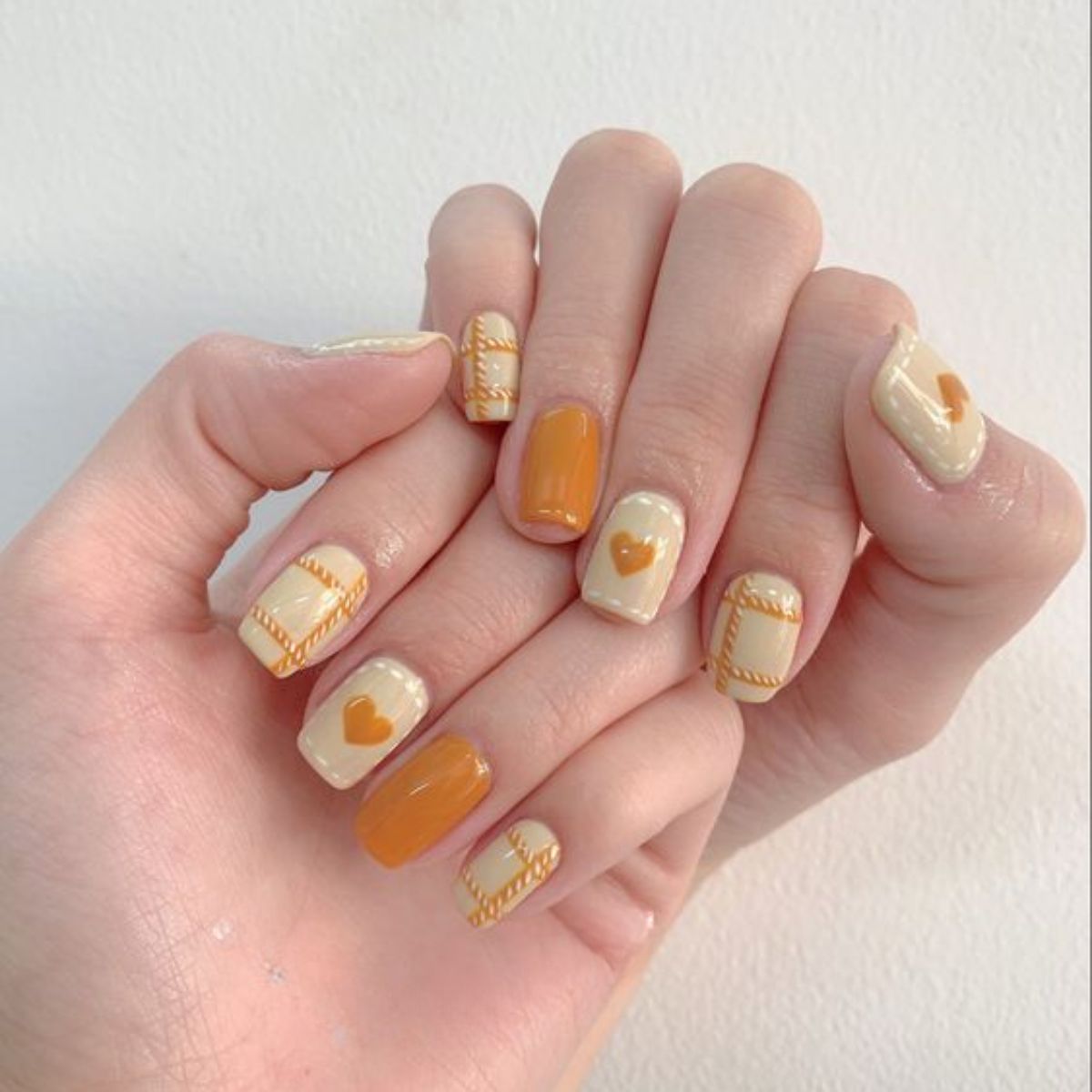 Bắt kịp xu hướng màu nail hot trend 2025 với Selena Gomez